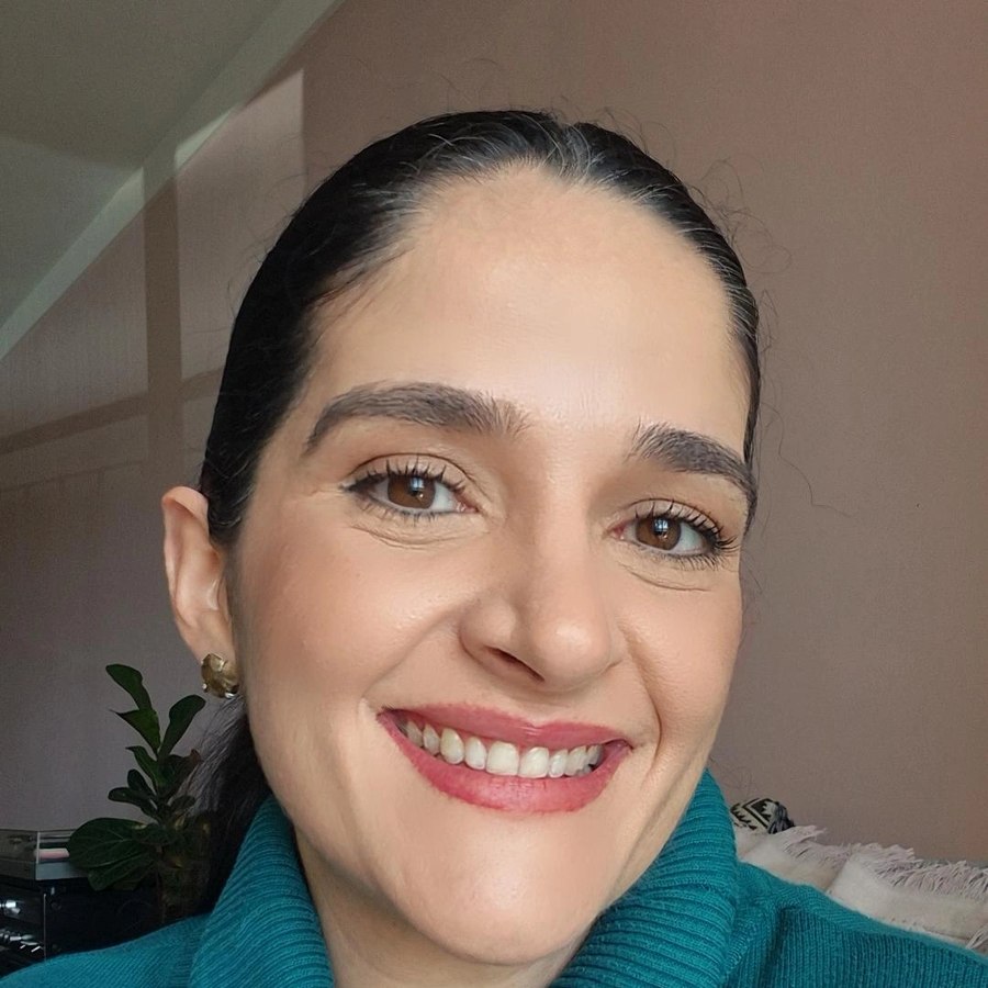 Retrato da psicóloga Thais Lira, sorrindo